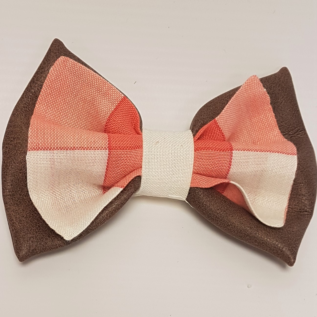 Voir photo 2 de Matières reyclées homme : Nœud papillon en cuir marron et tissu carreaux ok Matières reyclées homme : Nœud papillon en cuir marron et tissu carreaux ok Comme neuf - Vue 2 -